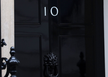 Σαν ντόμινο πέφτει η κυβέρνηση Στάρμερ: Παραιτήθηκε ο γενικός γραμματέας της