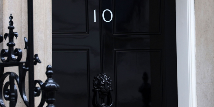 Σαν ντόμινο πέφτει η κυβέρνηση Στάρμερ: Παραιτήθηκε ο γενικός γραμματέας της