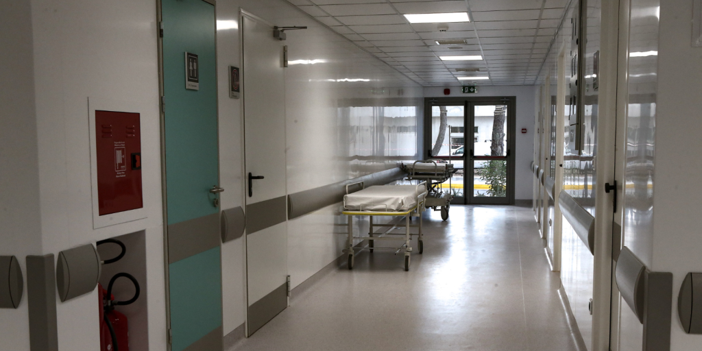 Συναγερμός για τη γρίπη: 15 θάνατοι μέσα σε μία εβδομάδα – Έκκληση για εμβολιασμό από τον ΕΟΔΥ