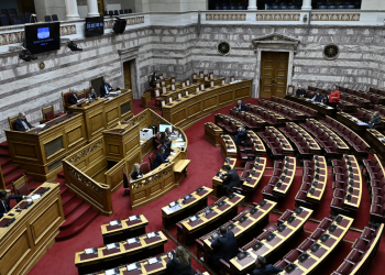 Σφοδρή σύγκρουση στη Βουλή για το πολύνεκρο ναυάγιο στη Χίο