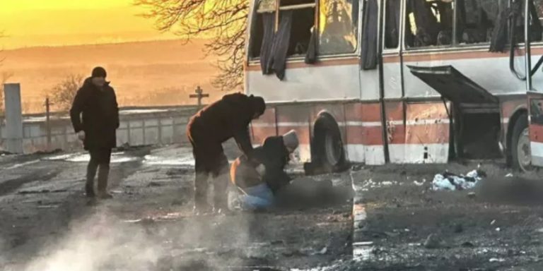 Ουκρανία: Φονικό ρώσσικο πλήγμα σε λεωφορείο μεταλλωρύχων στην Ντνιπροπετρόφσκ