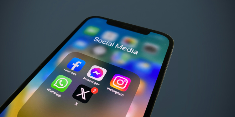 Reuters: Η Ελλάδα ετοιμάζεται να απαγορεύσει τα social media σε παιδιά κάτω των 15