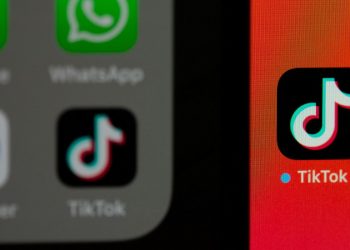 Τελεσίγραφο EE στο TikTok για τον εθιστικό σχεδιασμό και τη ψυχική υγεία των ανηλίκων