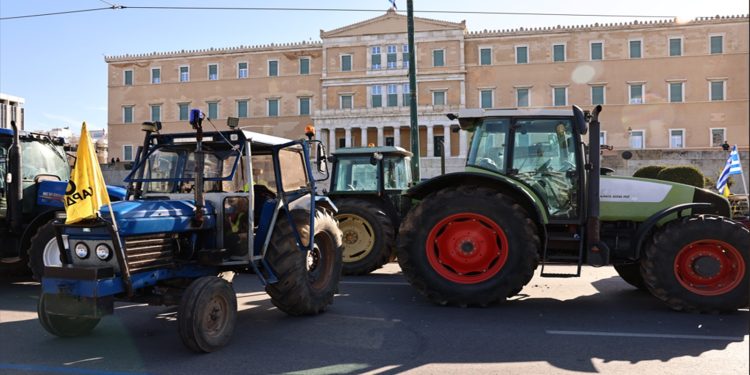 Αγρότες: Με κόρνες έφυγαν τα τρακτέρ από το Σύνταγμα