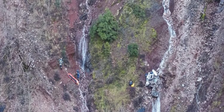 Ευρυτανία: Διαστάσεις θρίλερ με τροχαίο σε γκρεμό 300 μέτρων, ακέφαλη σορός έξω από το αμάξι