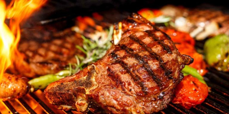 Τσικνοπέμπτη 2026: Πόσο κοστίζουν φέτος τα κρέατα