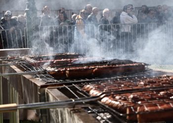 Καιρός: Η Πέμπτη θα έχει τσίκνα και… βροχές – Η πρόγνωση για το ψήσιμο