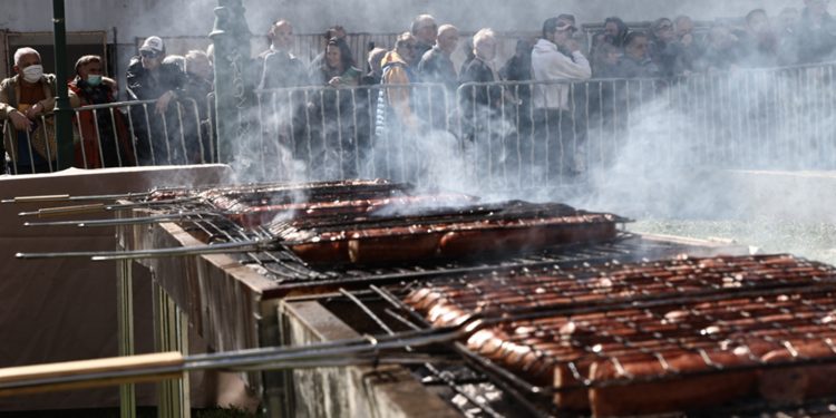 Καιρός: Η Πέμπτη θα έχει τσίκνα και… βροχές – Η πρόγνωση για το ψήσιμο