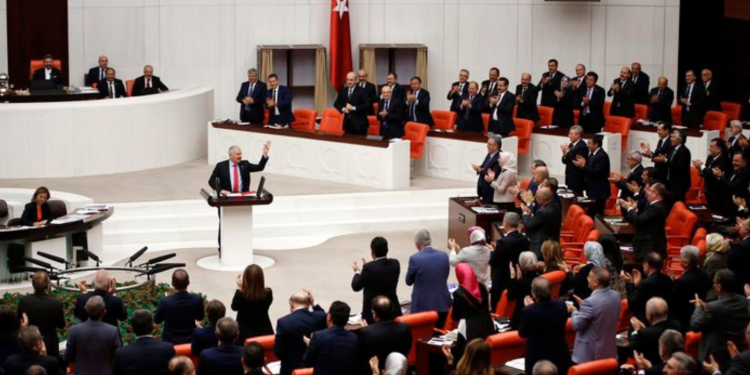 Τουρκία: Στα χέρια κυβέρνηση και αντιπολίτευση λόγω νέου υπουργού (βίντεο)