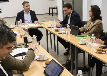 ΠΑΣΟΚ: Αναζητεί άμυνες στο φλερτ του Μαξίμου