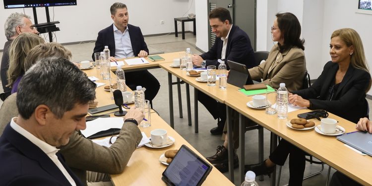 ΠΑΣΟΚ: Αναζητεί άμυνες στο φλερτ του Μαξίμου