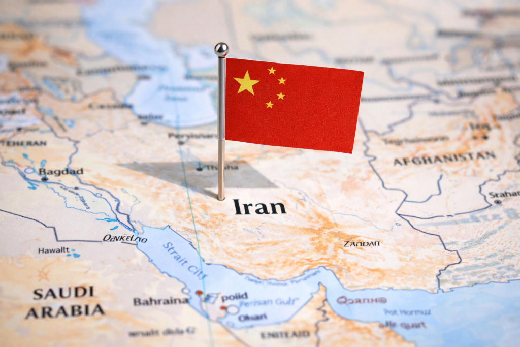 Η Κίνα στον πόλεμο Ιράν – Ισραήλ – ΗΠΑ: Ειρηνοποιός στη βιτρίνα, ψυχρός ρεαλιστής στο παρασκήνιο