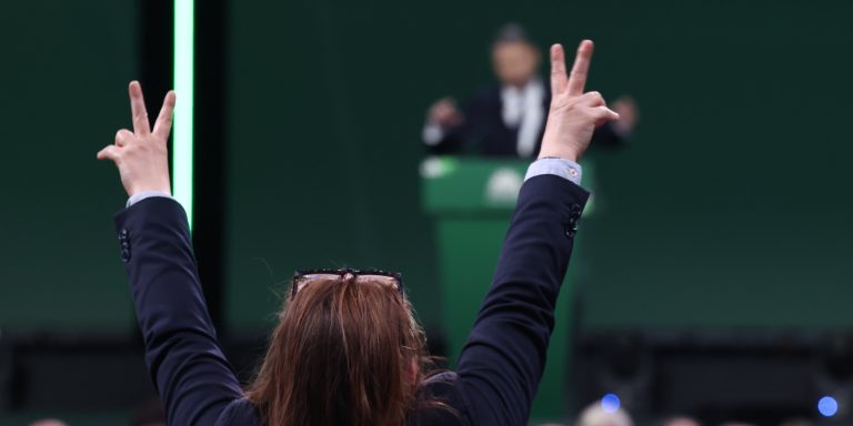 Εδώ ΠΑΣΟΚ, εκεί ΠΑΣΟΚ, με ποιους θα πάει το ΠΑΣΟΚ;