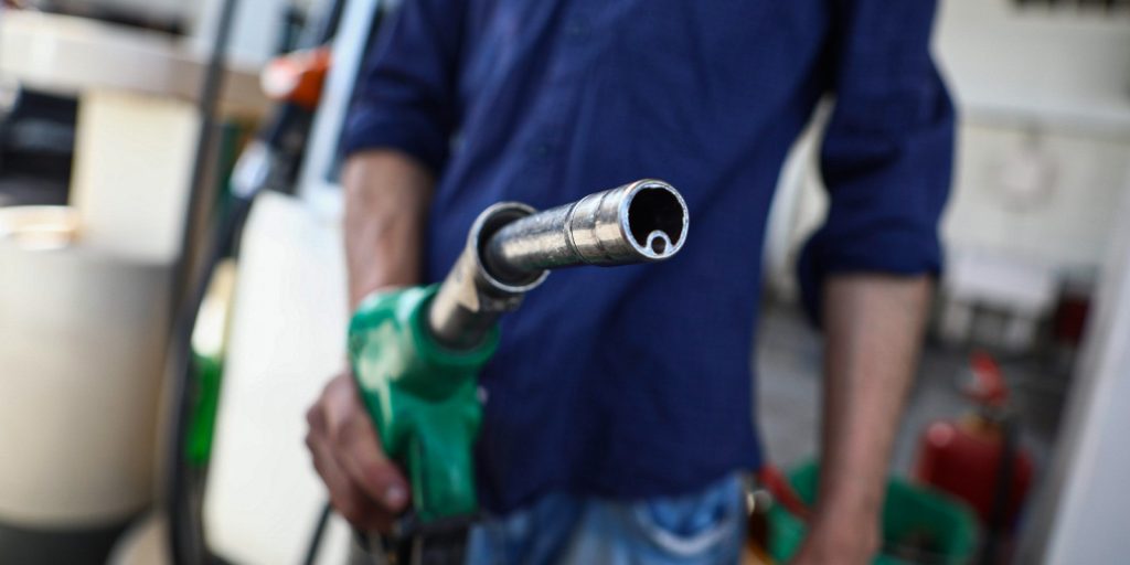 Ο πόλεμος στο Ιράν δεν είναι μακριά: είναι ήδη στην αντλία, στο λιμάνι και στο εισιτήριο