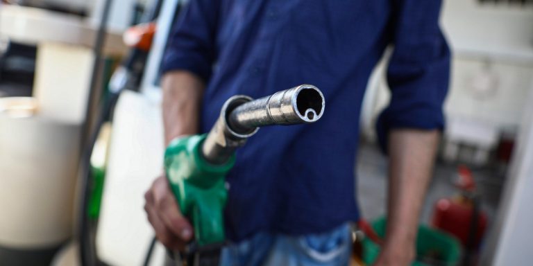 Ο πόλεμος στο Ιράν δεν είναι μακριά: είναι ήδη στην αντλία, στο λιμάνι και στο εισιτήριο